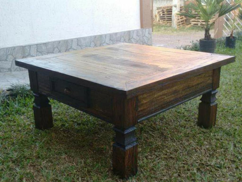 Mesa de madeira rústica para churrasqueira