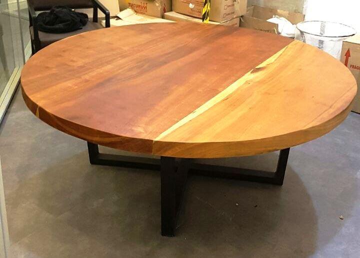 Mesa redonda de madeira rústica